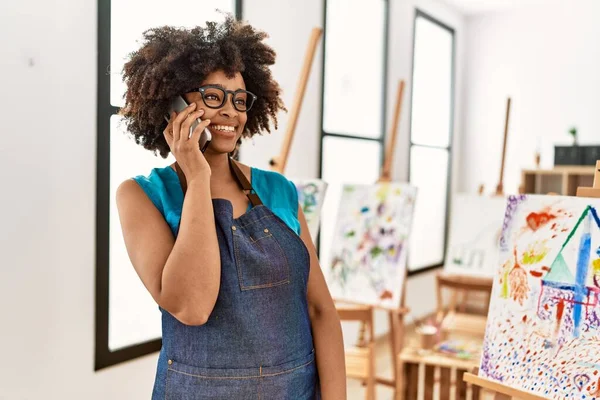 Genç Afrikalı Amerikalı Kadın Gülümsüyor Sanat Stüdyosundaki Akıllı Telefondan Konuşuyor — Stok fotoğraf