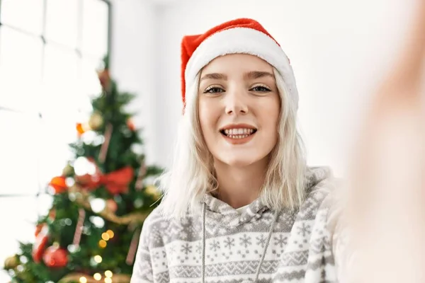 Νεαρό Καυκάσιο Κορίτσι Χαμογελά Ευτυχισμένη Φορώντας Χριστουγεννιάτικο Καπέλο Κάνοντας Selfie — Φωτογραφία Αρχείου