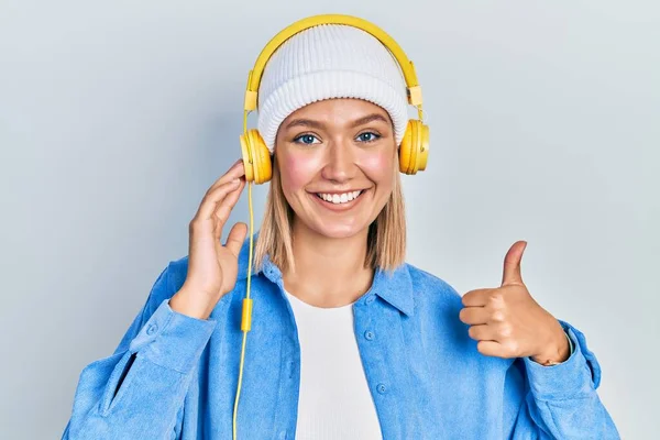 Beautiful Blonde Woman Listening Music Using Headphones Smiling Happy Positive — 스톡 사진