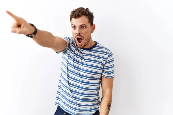 Guapo Joven Pie Sobre Fondo Aislado Señalando Con Dedo Sorprendido — Foto de Stock