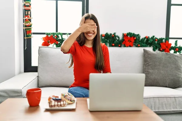 Jovem Morena Usando Laptop Sentado Sofá Natal Sorrindo Rindo Com — Fotografia de Stock