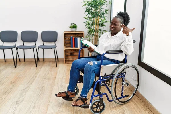 Young Black Woman Sitting Wheelchair Waiting Room Shooting Killing Oneself —  Fotos de Stock