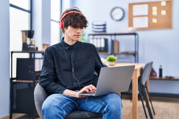 Trabajador Negocios Hispano Joven Escuchando Música Usando Laptop Oficina —  Fotos de Stock