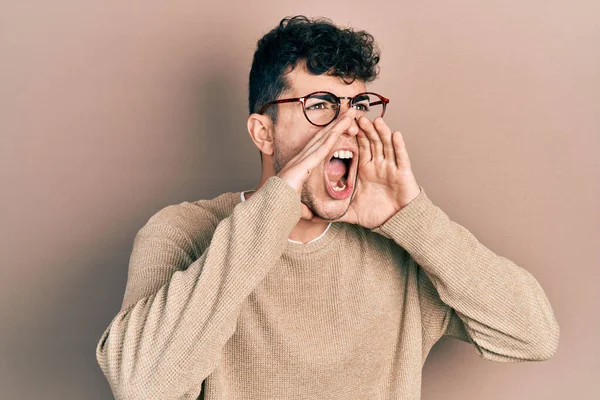 Junger Hispanischer Mann Lässiger Kleidung Und Brille Schreit Wütend Laut — Stockfoto