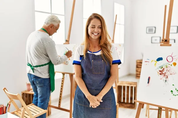 Spaanse Vrouw Draagt Schort Kunststudio Knipogen Naar Camera Met Sexy — Stockfoto