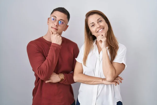 Moeder Zoon Staan Samen Een Geïsoleerde Achtergrond Met Hand Kin — Stockfoto