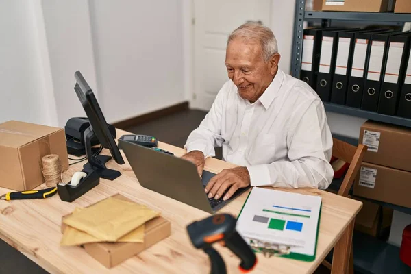 Hombre Mayor Comercio Electrónico Trabajador Negocios Utilizando Ordenador Portátil Oficina —  Fotos de Stock