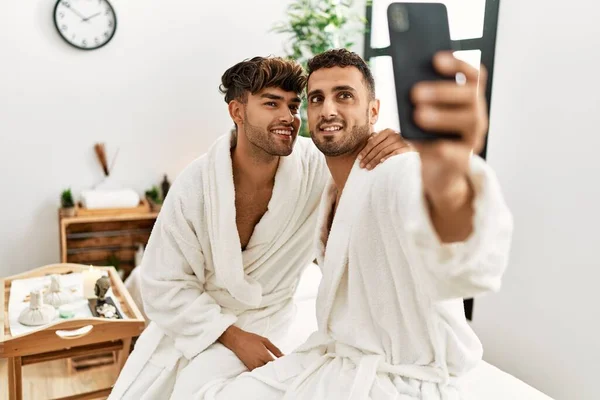 Due Uomini Ispanici Coppia Fanno Selfie Dallo Smartphone Abbracciarsi Vicenda — Foto Stock