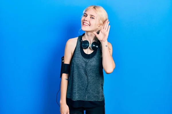 Beautiful Caucasian Woman Blond Hair Wearing Sportswear Smiling Hand Ear — Stockfoto