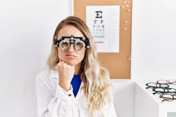 在诊所里 年轻美丽的光学师女人戴着验光眼镜 满脑子疲惫 双手交叉 对抑郁症感到厌烦 — 图库照片