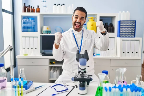 Giovane Uomo Ispanico Con Barba Che Lavora Laboratorio Scienziato Molto — Foto Stock