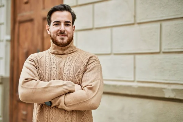 Giovane Uomo Caucasico Sorridente Felice Con Braccia Incrociate Gesto Alla — Foto Stock