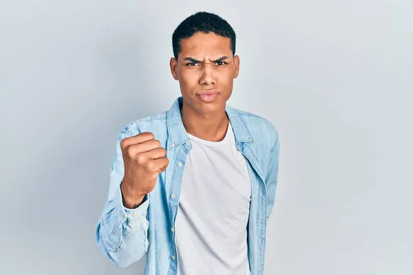 Jonge Afro Amerikaanse Man Die Losse Kleren Draagt Boos Boos — Stockfoto