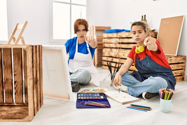 Dos Hermosas Mujeres Pintando Estudio Arte Señalando Con Dedo Cámara — Foto de Stock