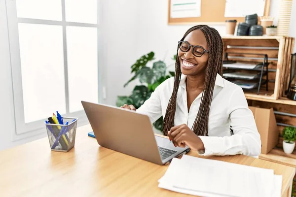 Jovem Empresária Afro Americana Com Videochamada Usando Laptop Escritório — Fotografia de Stock