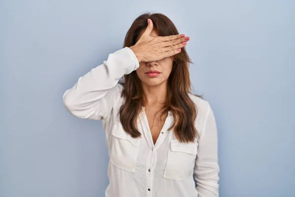 Hispanic Woman Standing Isolated Background Covering Eyes Hand Looking Serious — Stock Photo, Image