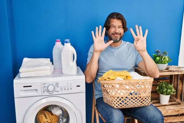 Snygg Medelålders Man Väntar Tvätt Visar Och Pekar Upp Med — Stockfoto