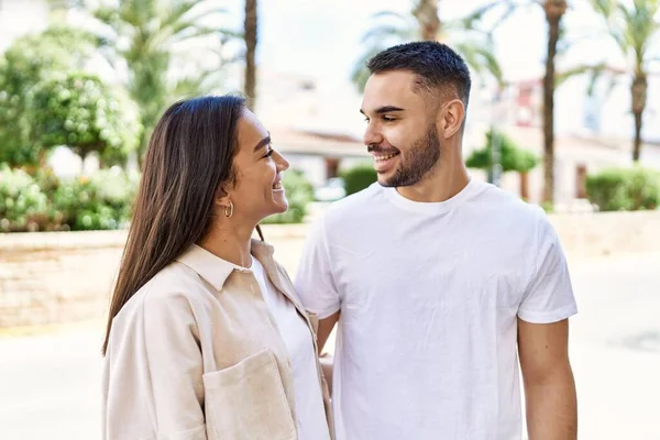 Young Latin Couple Smiling Happy Hugging City — Stock Photo, Image