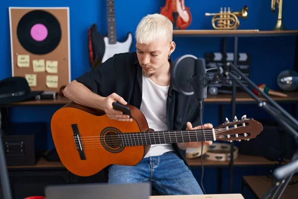 Jovem Músico Caucasiano Tocando Guitarra Clássica Usando Smartphone Estúdio Música — Fotografia de Stock