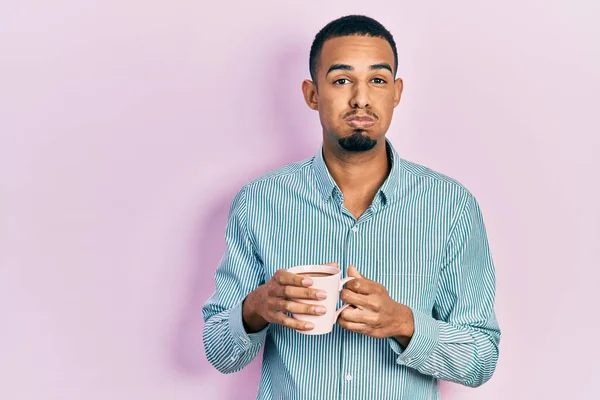 Junger Afrikanisch Amerikanischer Mann Der Eine Tasse Kaffee Trinkt Und — Stockfoto