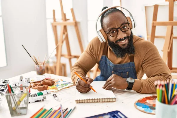 Young African American Artist Man Using Headphones Drawing Art Studio — Stok fotoğraf