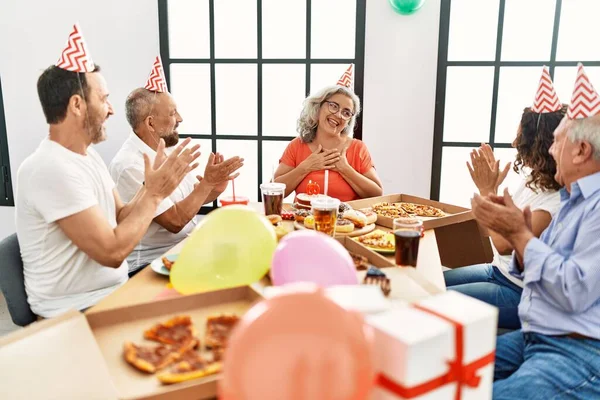Gruppe Von Freunden Mittleren Alters Lächelnd Glücklich Geburtstag Hause Feiern — Stockfoto