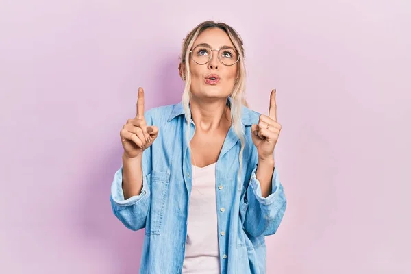 Belle Jeune Femme Blonde Portant Des Vêtements Décontractés Des Lunettes — Photo