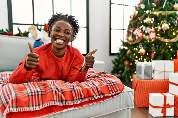 Молода Африканка Американка Лежить Дивані Обдарована Руками Позитивним Жестом Усміхається — стокове фото