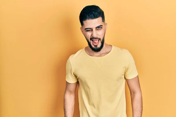 Homem Bonito Com Barba Vestindo Casual Camiseta Amarela Piscando Olhando — Fotografia de Stock