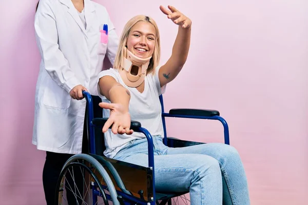 Beautiful Blonde Woman Sitting Wheelchair Collar Neck Looking Camera Smiling — Stock fotografie