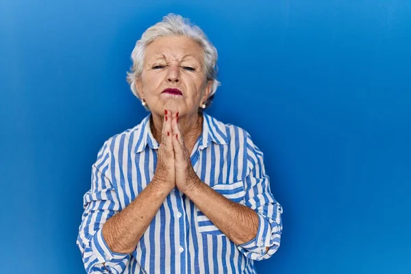 Idős Szürke Hajjal Kék Háttér Felett Áll Könyörög Imádkozik Kéz — Stock Fotó