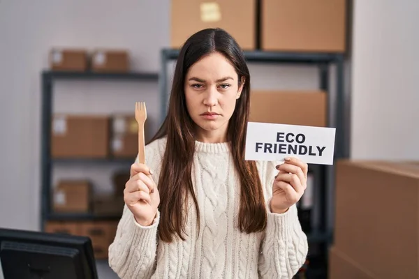 Jeune Femme Brune Travaillant Dans Commerce Électronique Respectueux Environnement Sceptique — Photo