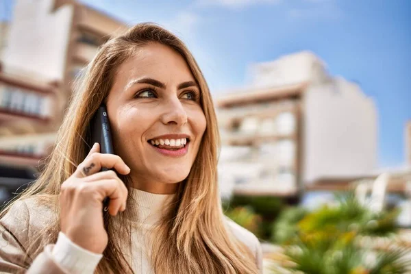 Young Blonde Woman Smiling Confident Talking Smartphone Street — ストック写真