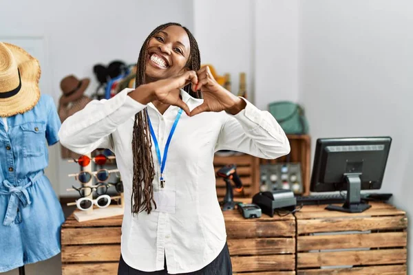 Μαύρη Γυναίκα Κοτσίδες Εργάζεται Διευθυντής Στο Κατάστημα Λιανικής Πώλησης Χαμογελώντας — Φωτογραφία Αρχείου