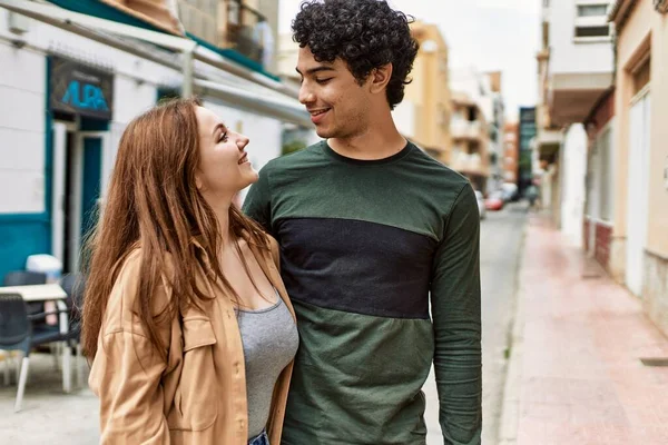 Joven Pareja Interracial Sonriendo Feliz Abrazándose Pie Ciudad — Foto de Stock