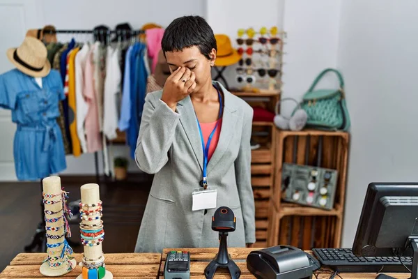 Mujer Hispana Joven Con Pelo Corto Trabajando Como Gerente Boutique —  Fotos de Stock