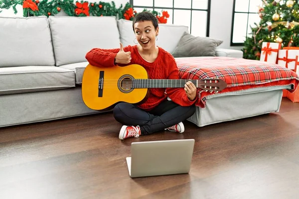 Mujer Hispana Con Pelo Corto Aprendiendo Guitarra Clásica Tutorial Línea — Foto de Stock