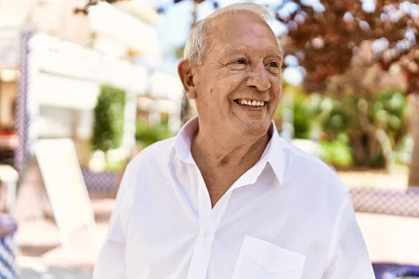 Hombre Mayor Con Pelo Gris Pie Feliz Aire Libre Día — Foto de Stock