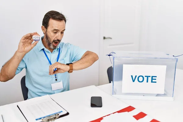 Muž Středního Věku Plnovousem Sedí Volebního Lístku Drží Hlasovací Lístek — Stock fotografie
