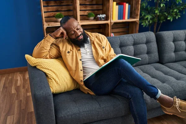 Mladý Africký Američan Čtení Knihy Sedí Pohovce Doma — Stock fotografie