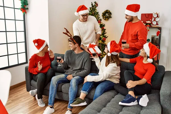 Gruppo Giovani Che Festeggiano Natale Regala Vino Casa — Foto Stock