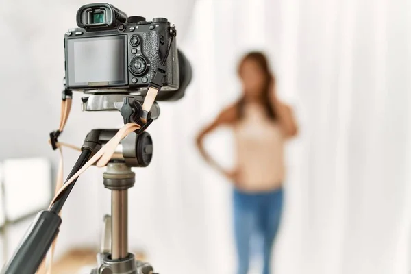 Mooi Model Poseren Front Professionele Camera Studio — Stockfoto