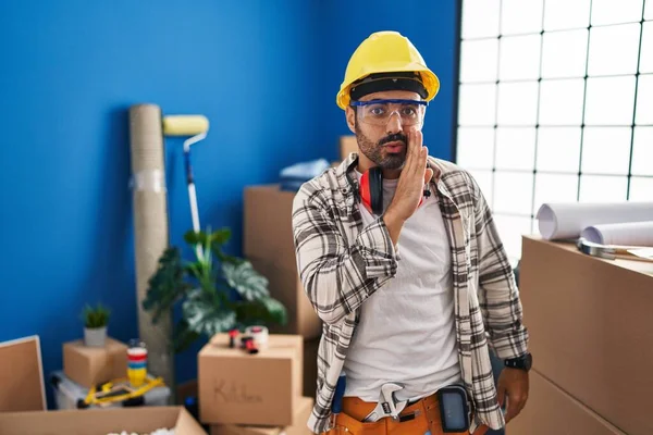 Ung Latinamerikansk Man Med Skägg Arbetar Hemma Renovering Hand Mun — Stockfoto