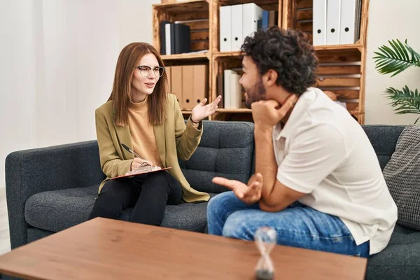 Mann Und Frau Bei Psychologiestunde Psychologiezentrum — Stockfoto