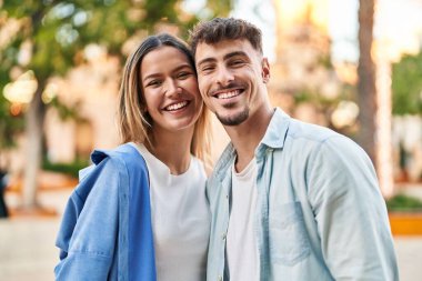 Genç adam ve kadın çift gülümsüyor. Birbirlerine güveniyorlar.