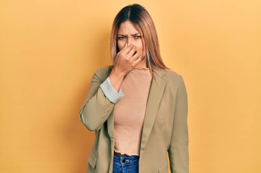 Güzel İspanyol kadın iş ceketi giyiyor. Kokuşmuş ve iğrenç bir koku alıyor. Dayanılmaz bir koku. Kötü kokuyor. 