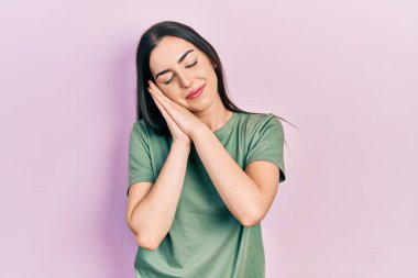 Mavi gözlü güzel bir kadın, rahat bir tişört giyer, uyur, yorgun düşler kurar, elleriyle poz verir ve gözleri kapalı gülümserdi.. 