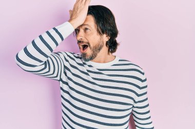 Orta yaşlı, günlük giysiler giyen beyaz bir adam. Hatayla el ele tutuşup şaşırdı. Hatayı hatırla. Unuttum, kötü hafıza kavramı. 