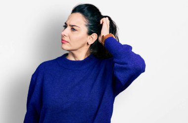 Gündelik kıyafetler giyen genç İspanyol kadın soru sorup kafasını karıştırıyor. Şüpheyle kararsız, kafa kafaya düşünerek. Düşünceli kavram. 