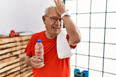Spor giyim ve havluları olan son sınıf öğrencisi yanlışlıkla el ele tutuşup şaşırdı. Hatayı hatırla. Unuttum, kötü hafıza kavramı. 